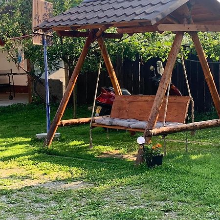 Casa Mari Hotel Cartisoara Ngoại thất bức ảnh